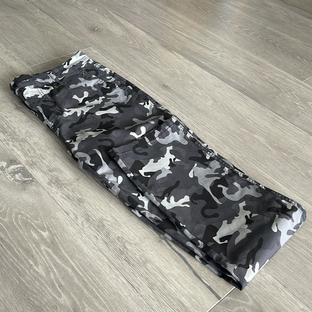 Men’s Camo chinos 30” waist 32” length ASOS DESIGN NWOT